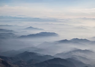 Neblige Berglandschaft