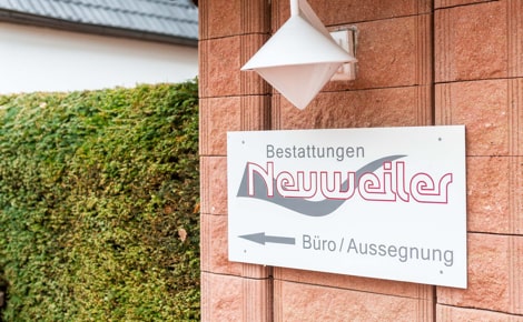 Bestattung Neuweiler - Schild zum Bestattungsunternehmen